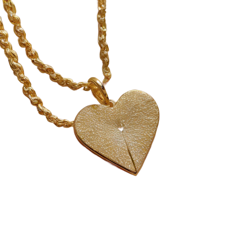genmoji：A full Goldfield necklace with a heart-shaped charm in the center, completely visible with its entire chain